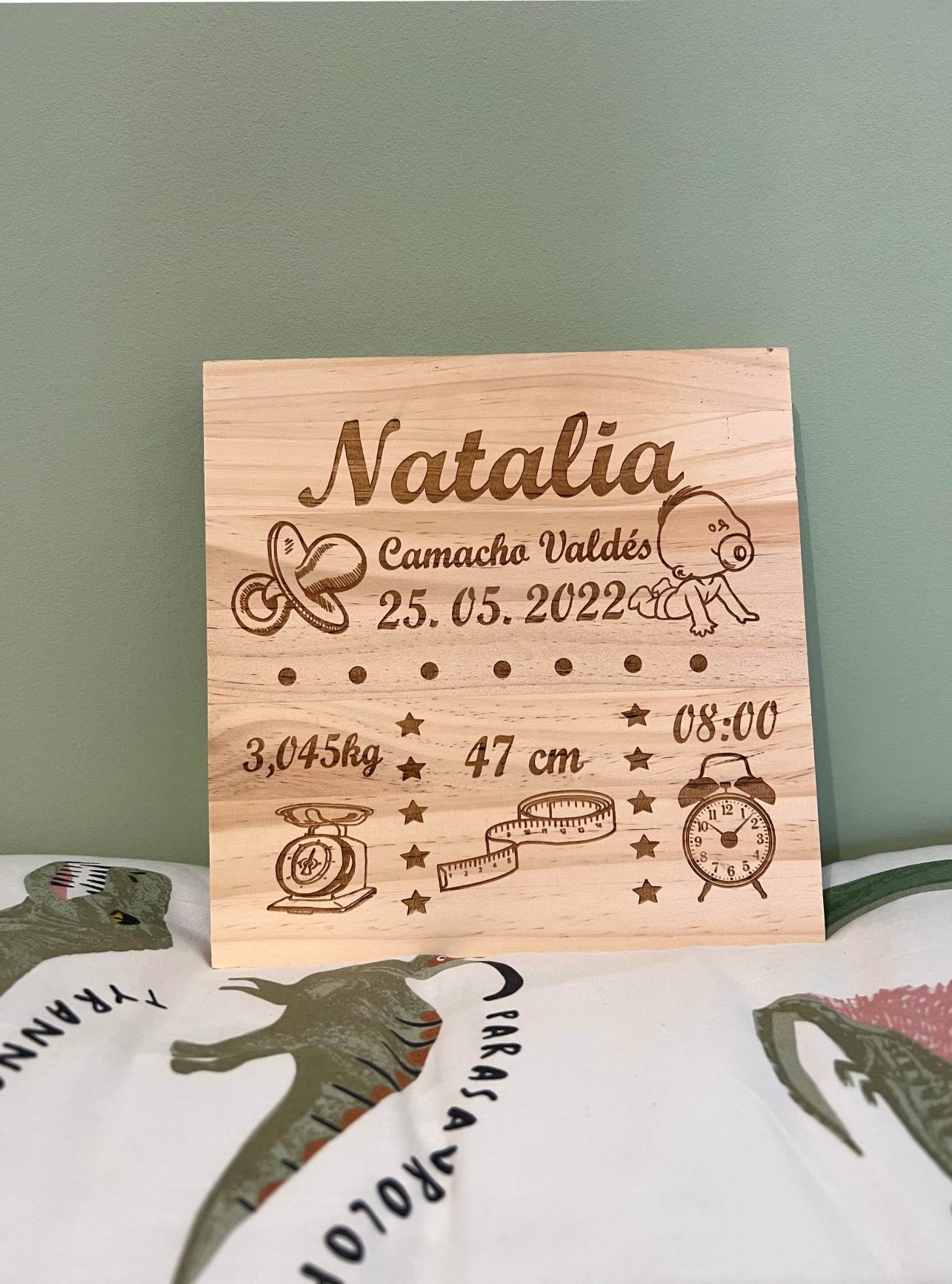 Natalicio bebé grabado en madera - Imagen 3