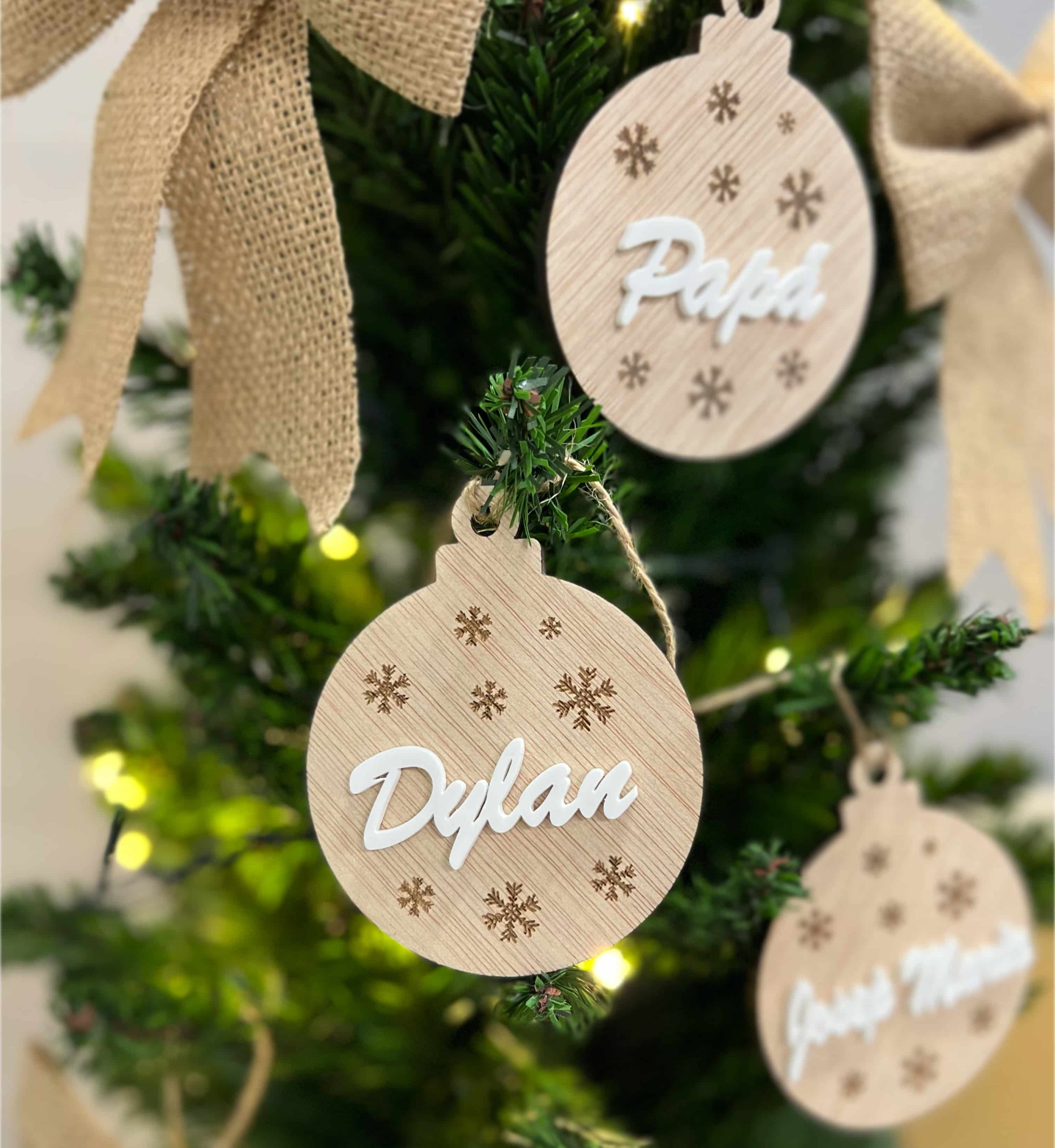 Bola de Navidad (madera + nombre blanco) - Imagen 2